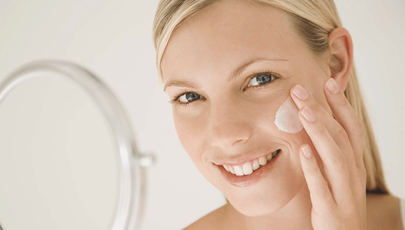 Usando unha crema de rexuvenecemento da pel facial