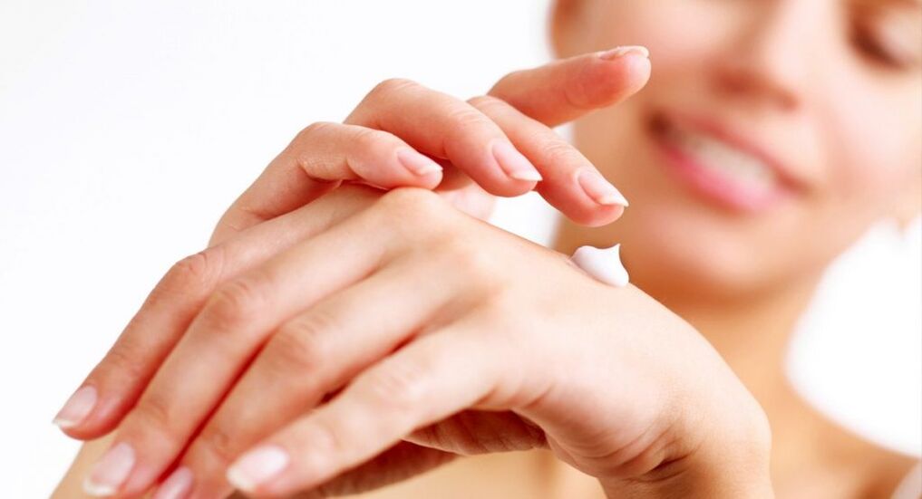 Aplicar crema de mans para rexuvenecer a pel