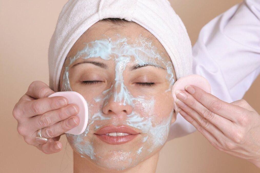 Peeling facial para o rexuvenecemento da pel